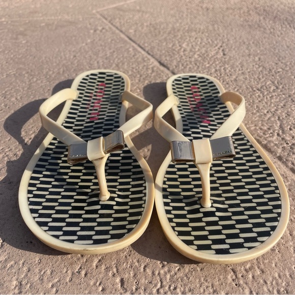 Coach New York Landon Cream Gold Metal Bow Black White Jelly Flops Size 8 - Picture 4 of 11